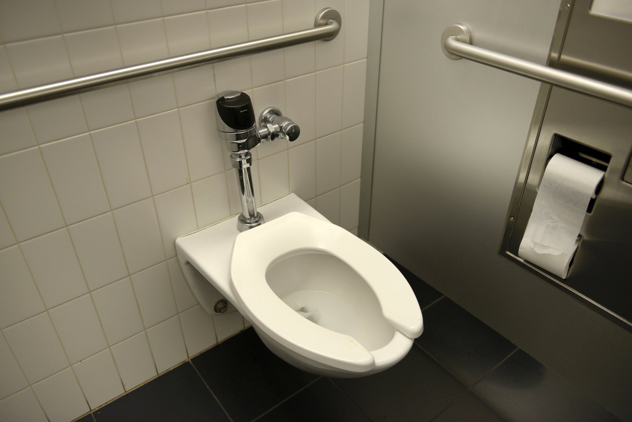 Baño público con la tapa del inodoro en forma de U (Crédito: Getty Images)