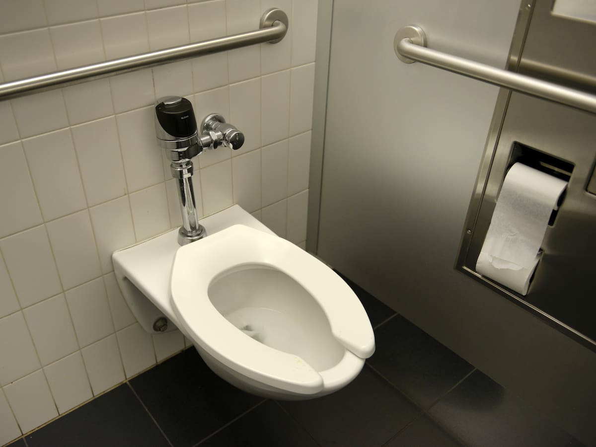 Estas son las razones por las que los asientos de los sanitarios públicos tienen forma de ‘U’