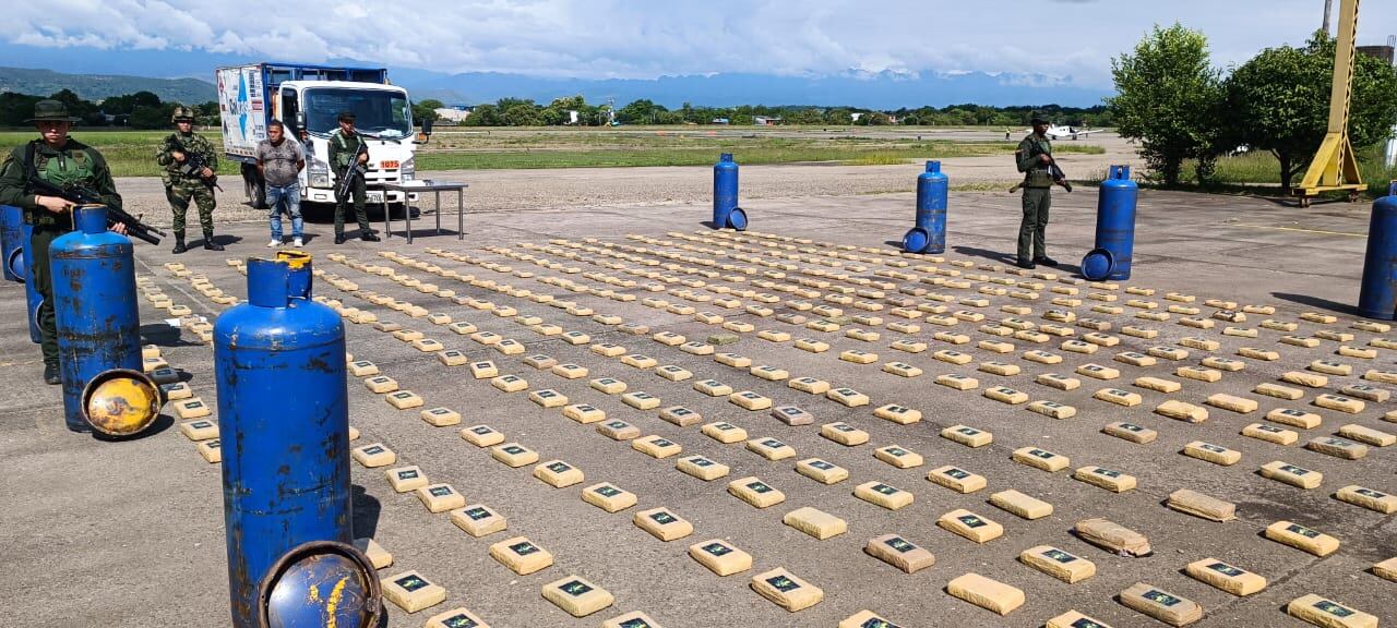 También se halló un arma de fuego, tipo revólver, calibre 38 con su respectiva munición.