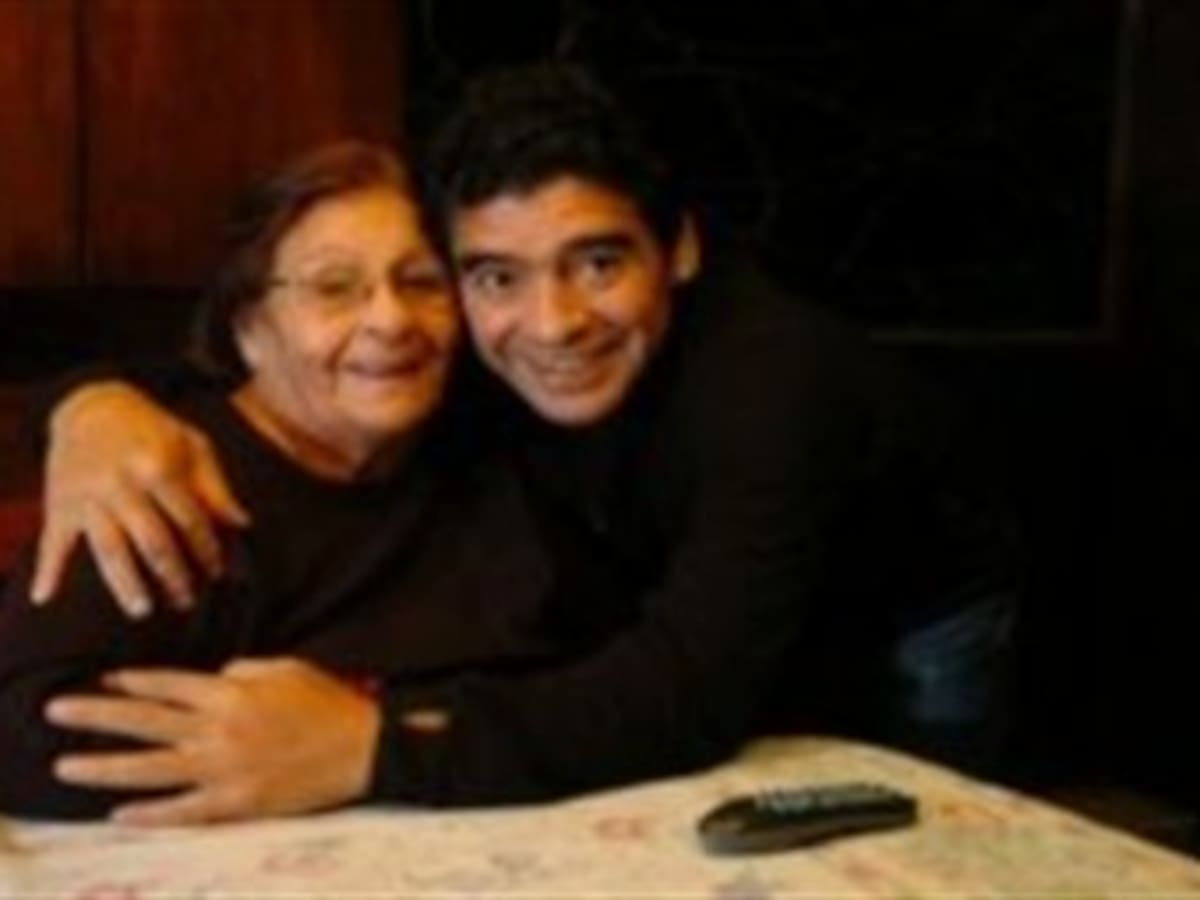 Maradona agradece condolencias tras muerte de su madre