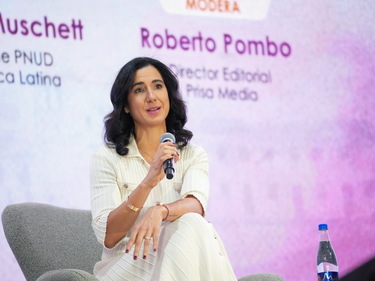 Michelle Muschett, directora de PNUD para América Latina, presentó el dato central de percepción de la democracia para la conversación. | Foto: Caracol Radio
