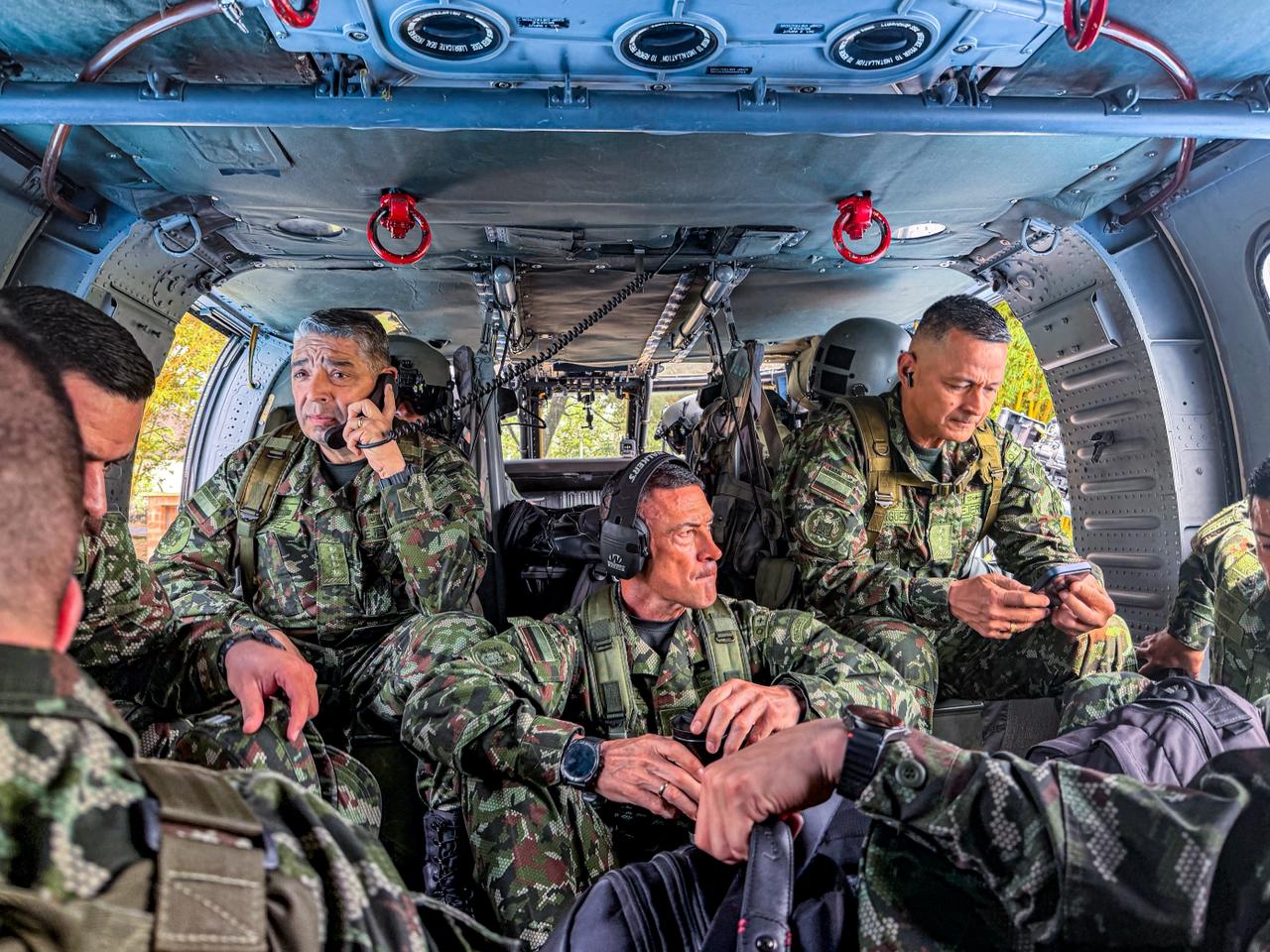El Comandante de las Fuerzas Militares, junto al Comandante del Ejército, realizaron un sobrevuelo  en algunos puntos de la vía Panamericana y sobre Cali.