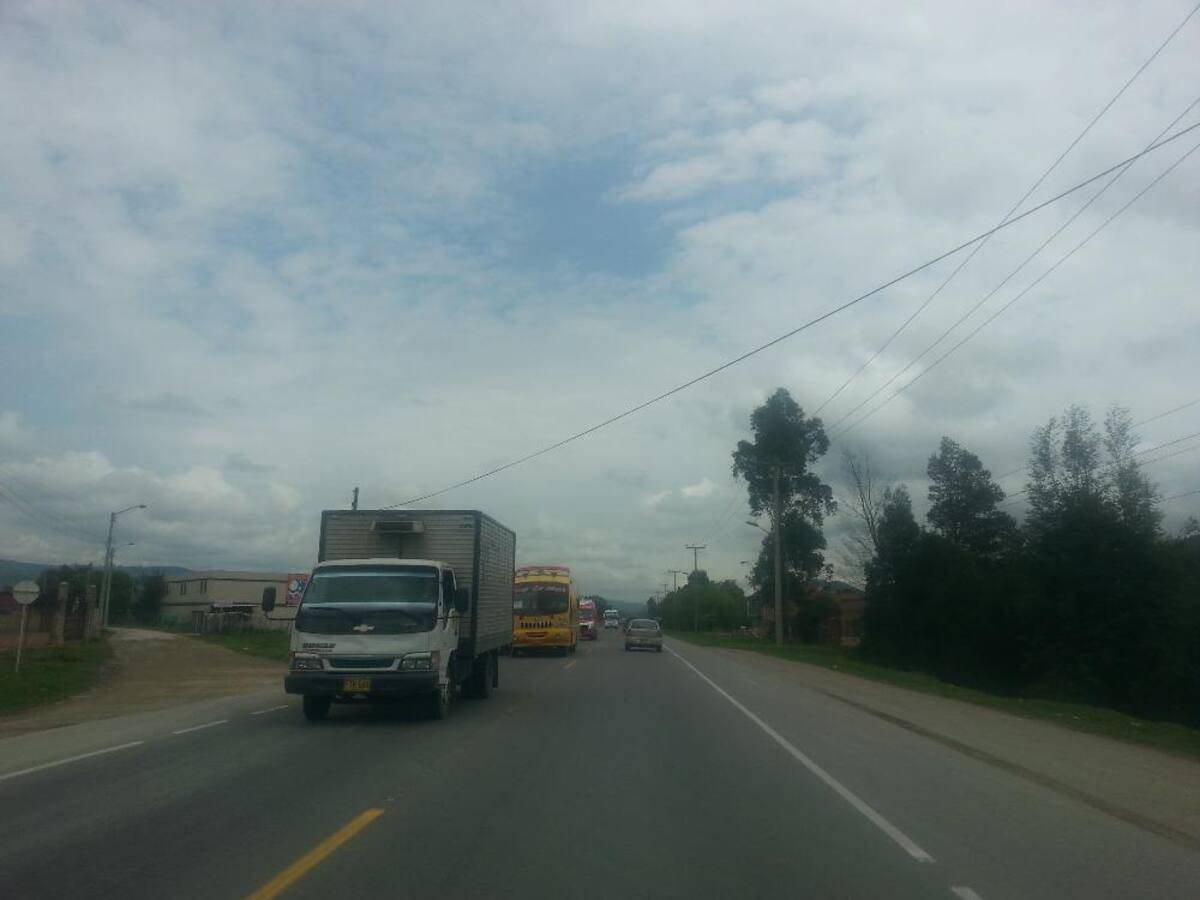 Imágenes tomadas por Caracol Radio o cortesía de la Gobernación de Boyacá que muestran las "trabas" en la movilidad por la demora en las obras, que generan calzadas sencillas en varios tramos de la carretera.
