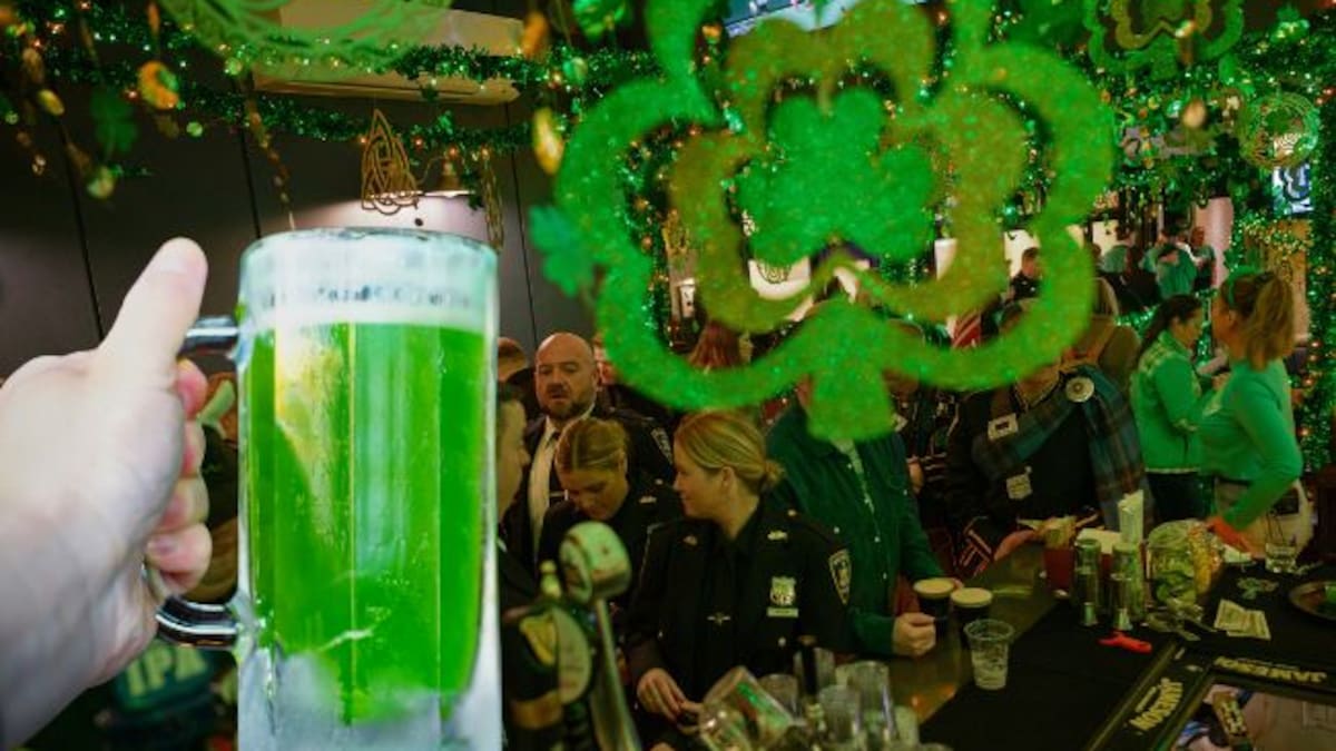 Día de San Patricio 2025: ¿Por qué se toma cerveza verde y a qué sabe?