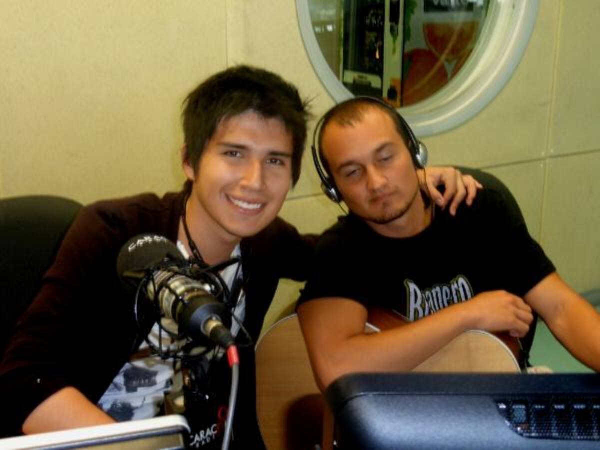 Juan Pablo Bernal junto a su guitarrista