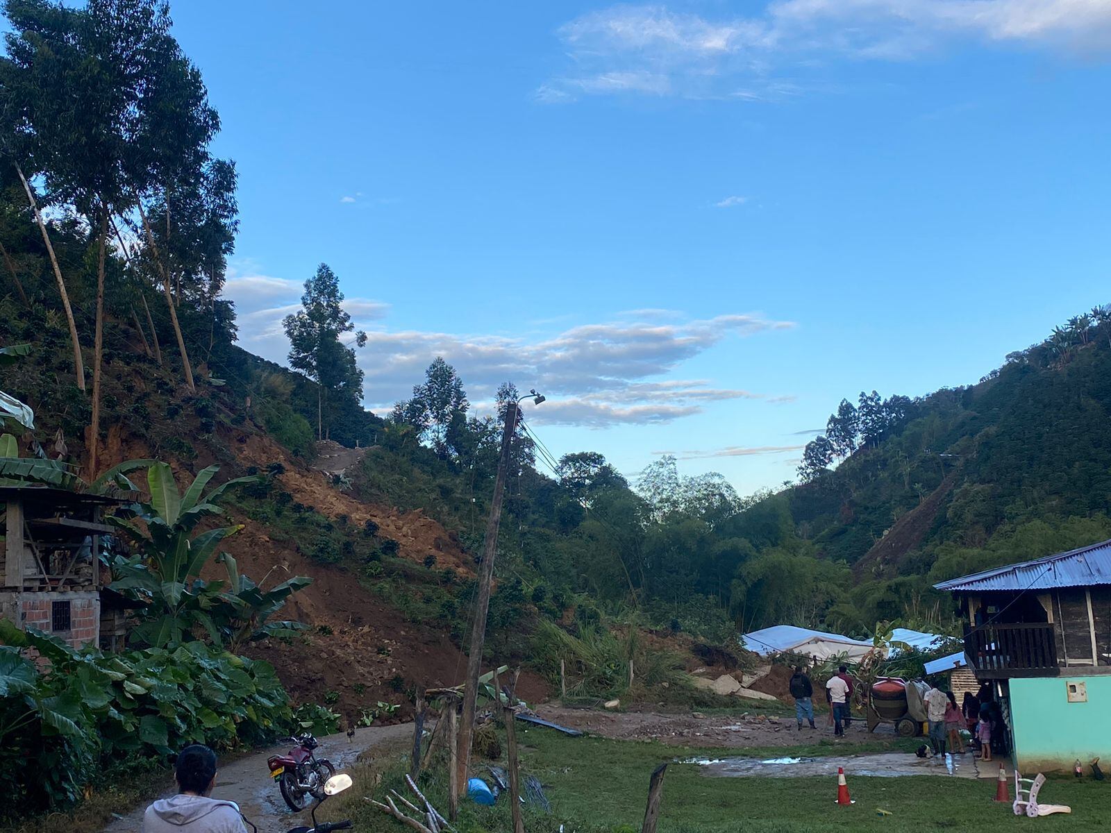 Hasta el momento no se tiene reporte de víctimas mortales o heridos en estas emergencias.