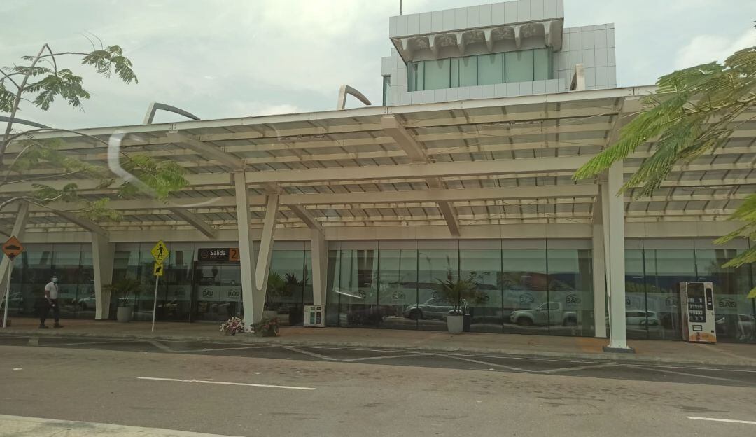 Fachada principal del aeropuerto Ernesto Cortissoz