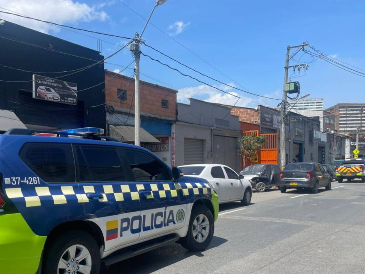 Se robaron una caja fuerte con oro y se les cayó en el camino