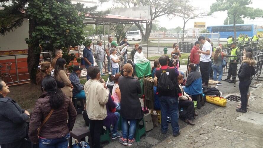 En Medellín los feligreses están haciendo fila para la misa campal desde el miércoles. Foto: Evelyn Ortiz (W Radio)