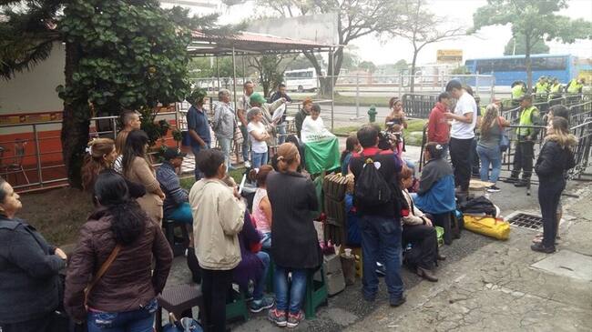 En Medellín los feligreses están haciendo fila para la misa campal desde el miércoles. Foto: Evelyn Ortiz (W Radio)