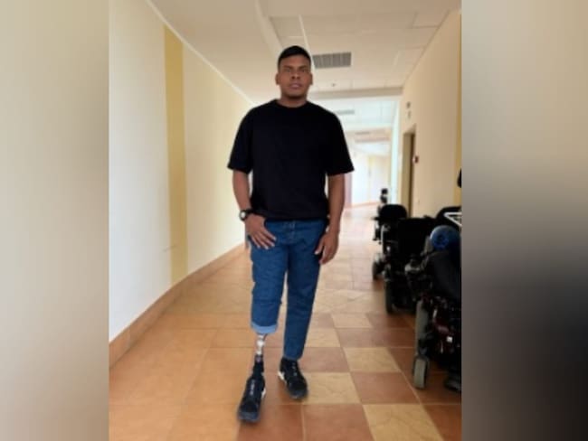 La historia del colombiano que le apuesta al fútbol tras perder una pierna en la guerra de Ucrania