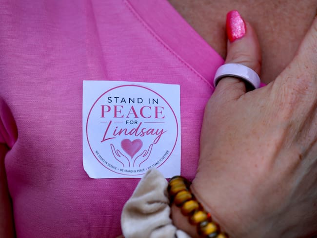 Manifestaciones de respaldo a Lindsay Clancy a las afueras de la corte.
(Foto: John Tlumacki/The Boston Globe via Getty Images)