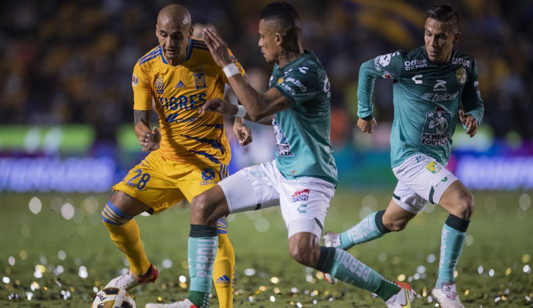 El defensa colombiano mostró su molestia con el comentario de narrador.