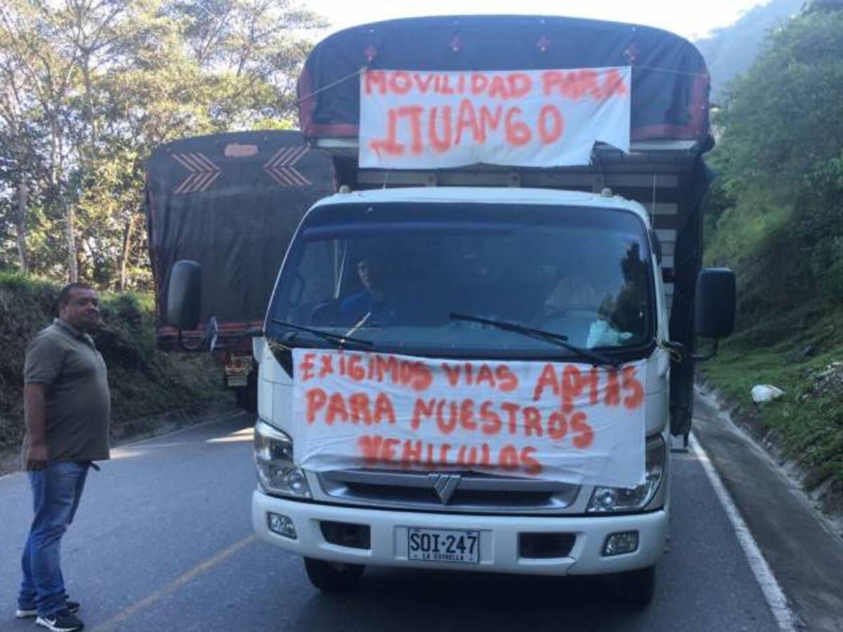 Camioneros de Ituango están en paro por mal estado de vías