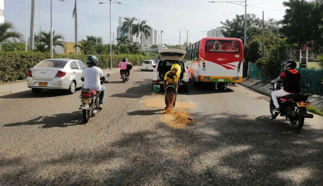 Varios ciudadanos adelantaron la labor con recursos propios ante la demora de la ejecución del contrato ya adjudicado para recuperar las vías