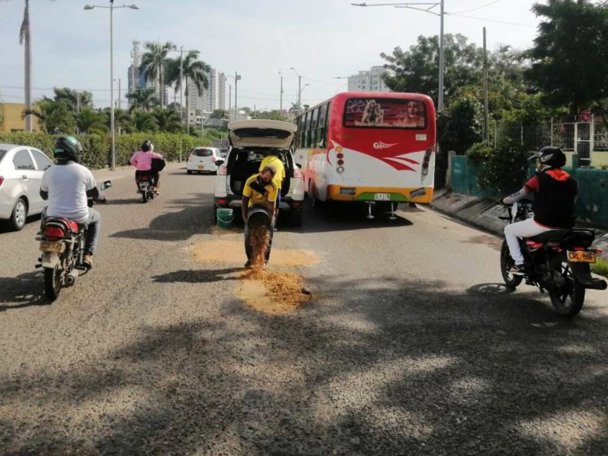 Rellenan huecos en el sur de Cartagena ante la falta de pavimentación