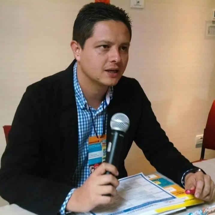 Es así que ante el desacato, el juez impuso la precandidato, una sanción de un día de arresto y una multa de un salario mínimo legal mensual vigente.