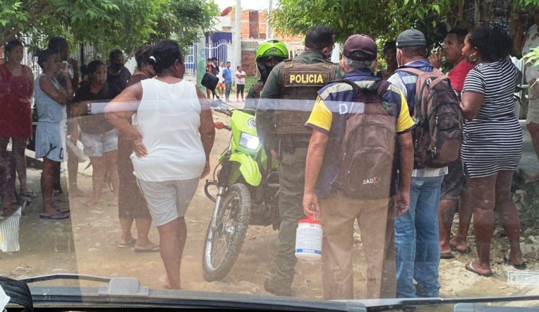 Estas personas adelantaban una jornada de control larvario contra el dengue