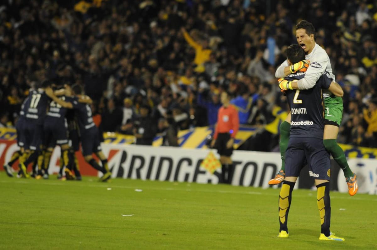 Jugadores de Rosario Central celebran un gol ante Nacional 