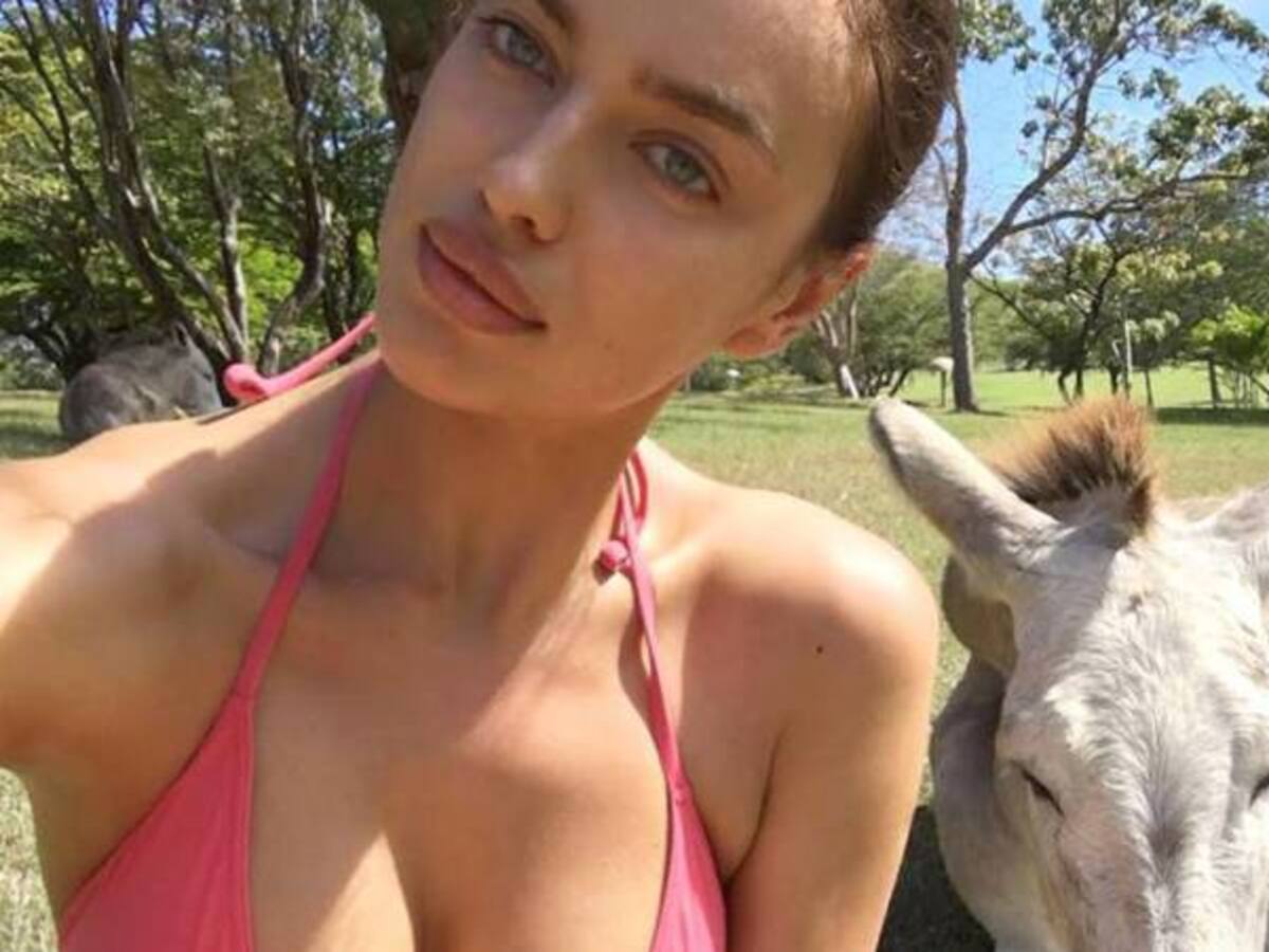 Irina Shayk y su curioso acompañante en selfi en vestido de baño