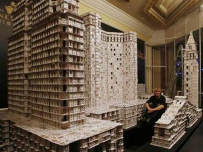 Conozca las estructuras hechas con naipes de Bryan Berg