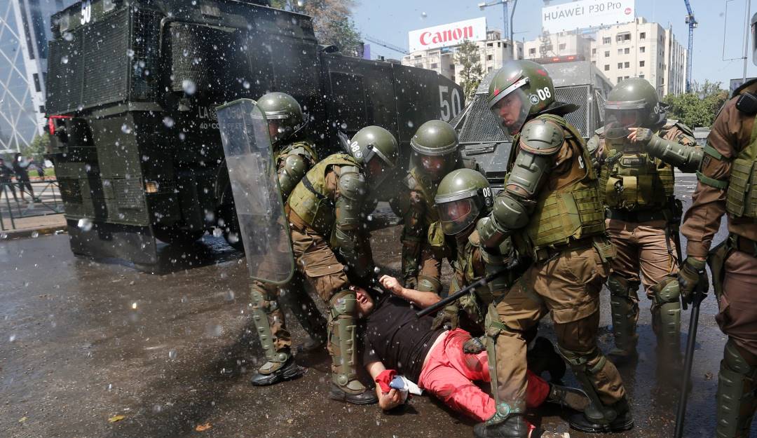 Detención de un manifestante durante las protestas del 2019 en Chile.   Foto: Getty