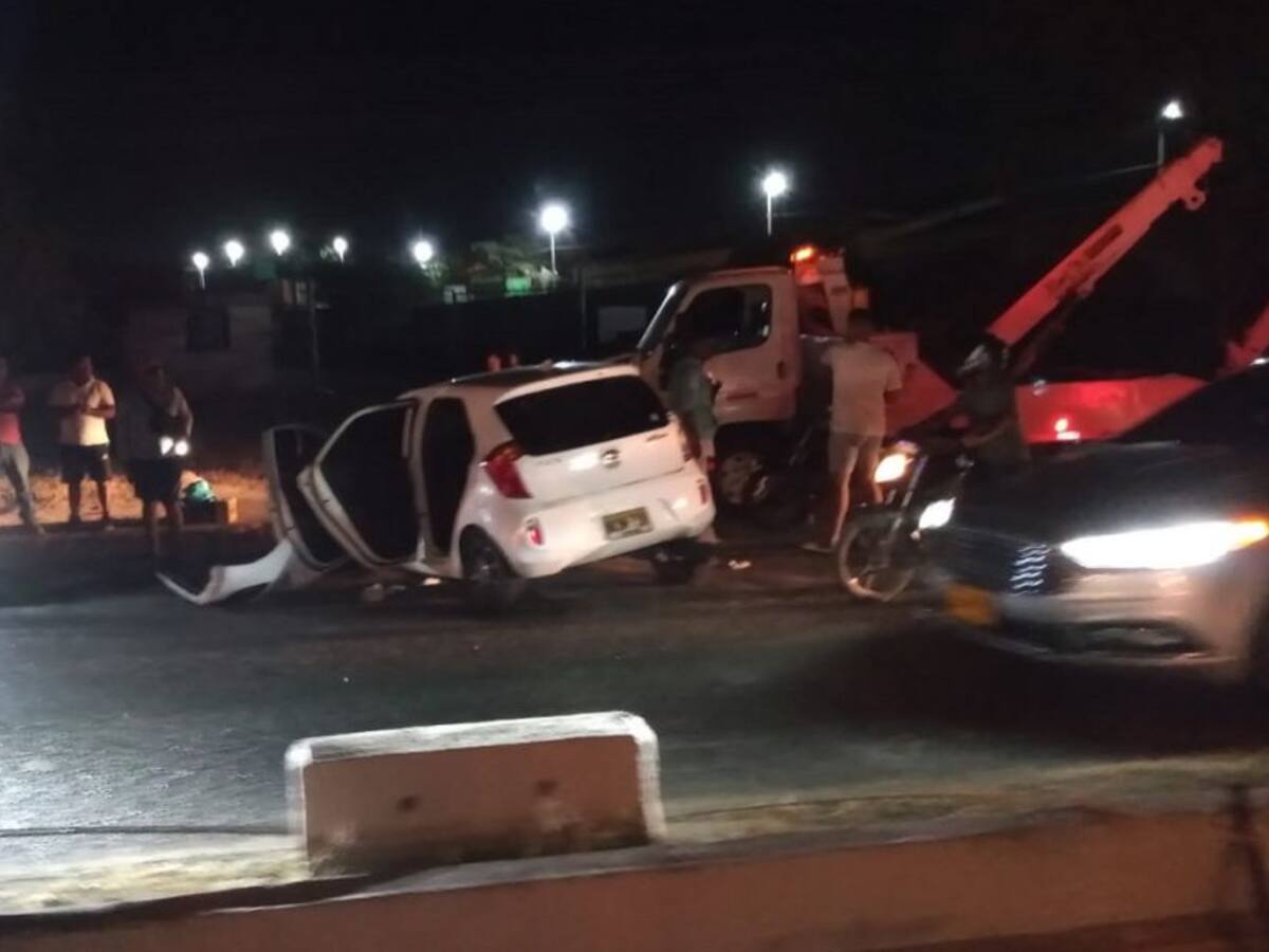 Vehículo chocó contra poste de energía en la vía Mamonal en Cartagena