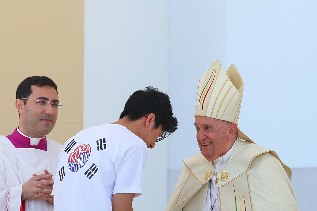 El Papa Francisco saluda a un peregrino de Corea del Sur en el último día de la Jornada Mundial de la Juventud (JMJ) en el Parque Tejo el 6 de agosto de 2023 en Lisboa, Portugal. Antonio Cotrim - Pool/Getty Images)