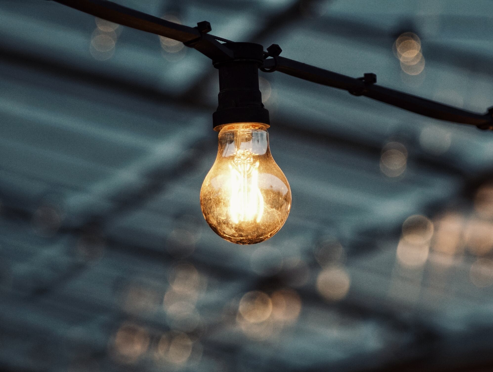 Imagen de referencia de luz eléctrica. Foto: Niklas Storm / EyeEm / Getty Images