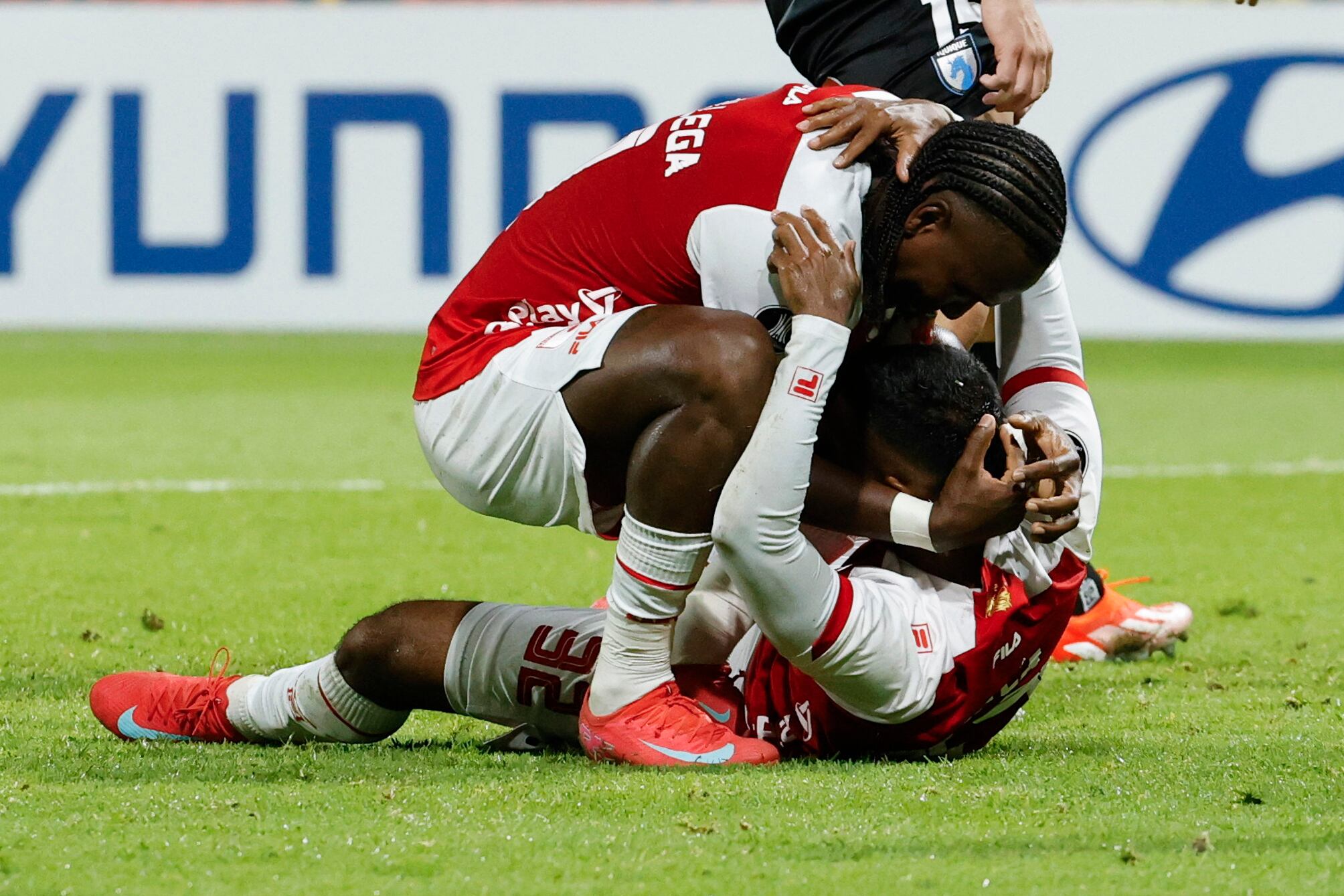 AMDEP2982. BOGOTÁ (COLOMBIA), 25/02/2025.- Christian Mafla (abajo) de Santa Fe celebra un gol este martes, en un partido de la segunda ronda de la Copa Libertadores entre Independiente Santa Fe e Iquique en el estadio de Techo en Bogotá (Colombia). EFE/ Mauricio Dueñas Castañeda