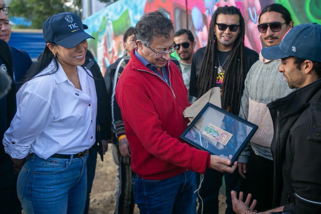 En Zipaquirá se instaló la piedra para la facultad de Inteligencia Artificial. Cortesía: Ministerio de las TIC