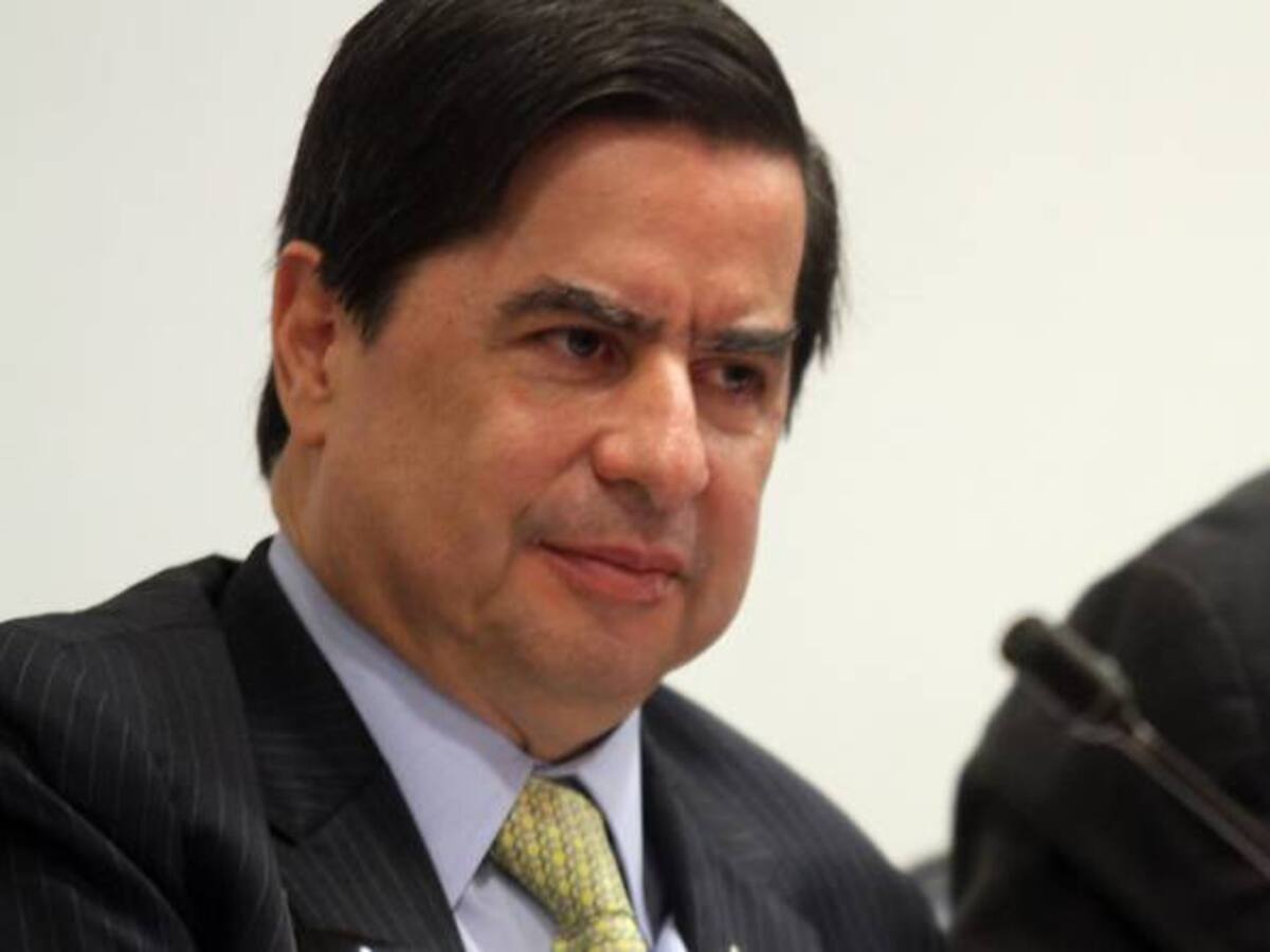 Pastrana vive fuera del país y no conoce el manejo del proceso de paz: MinInterior