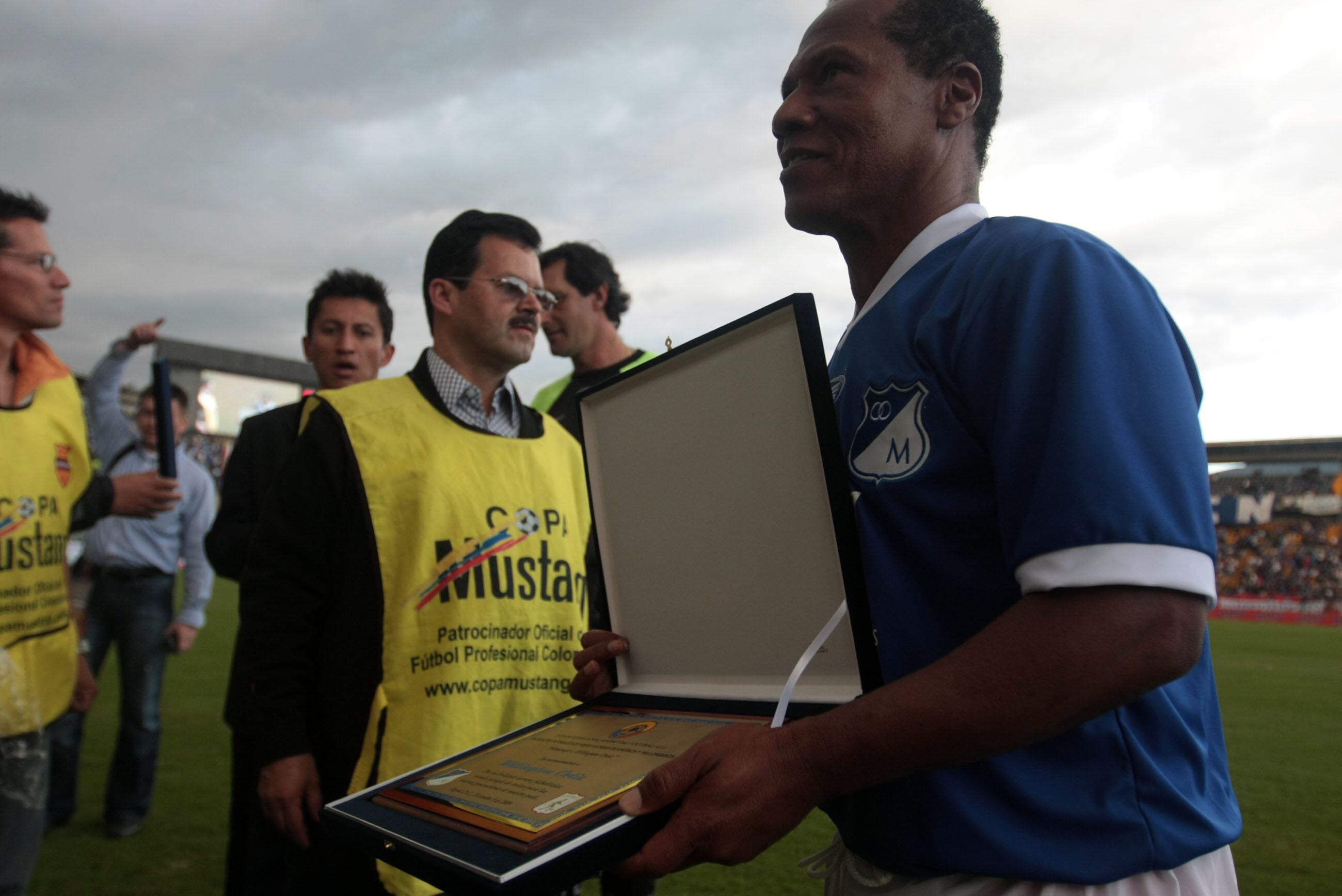 EL EX-FUTBOLISTA WILLINGTON ORTIZ RECIBIO UNA PLACA CONMEMORATIVA, EN SU PARTIDO DE DESPEDIDA.