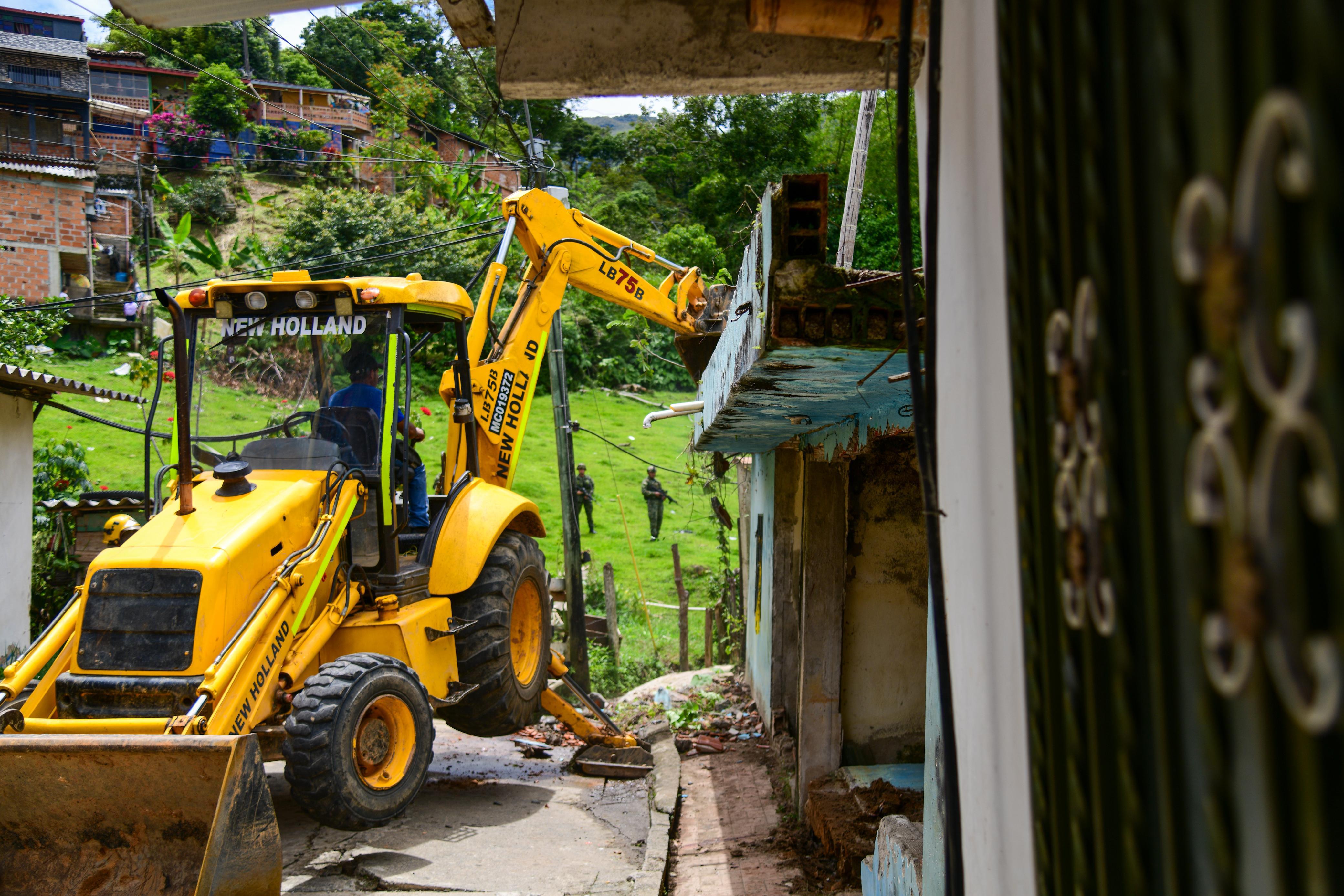 Fue demolido un inmueble que estaba siendo usado para el tráfico y consumo de estupefacientes en Cocorná. Foto: Gobernación de Antioquia