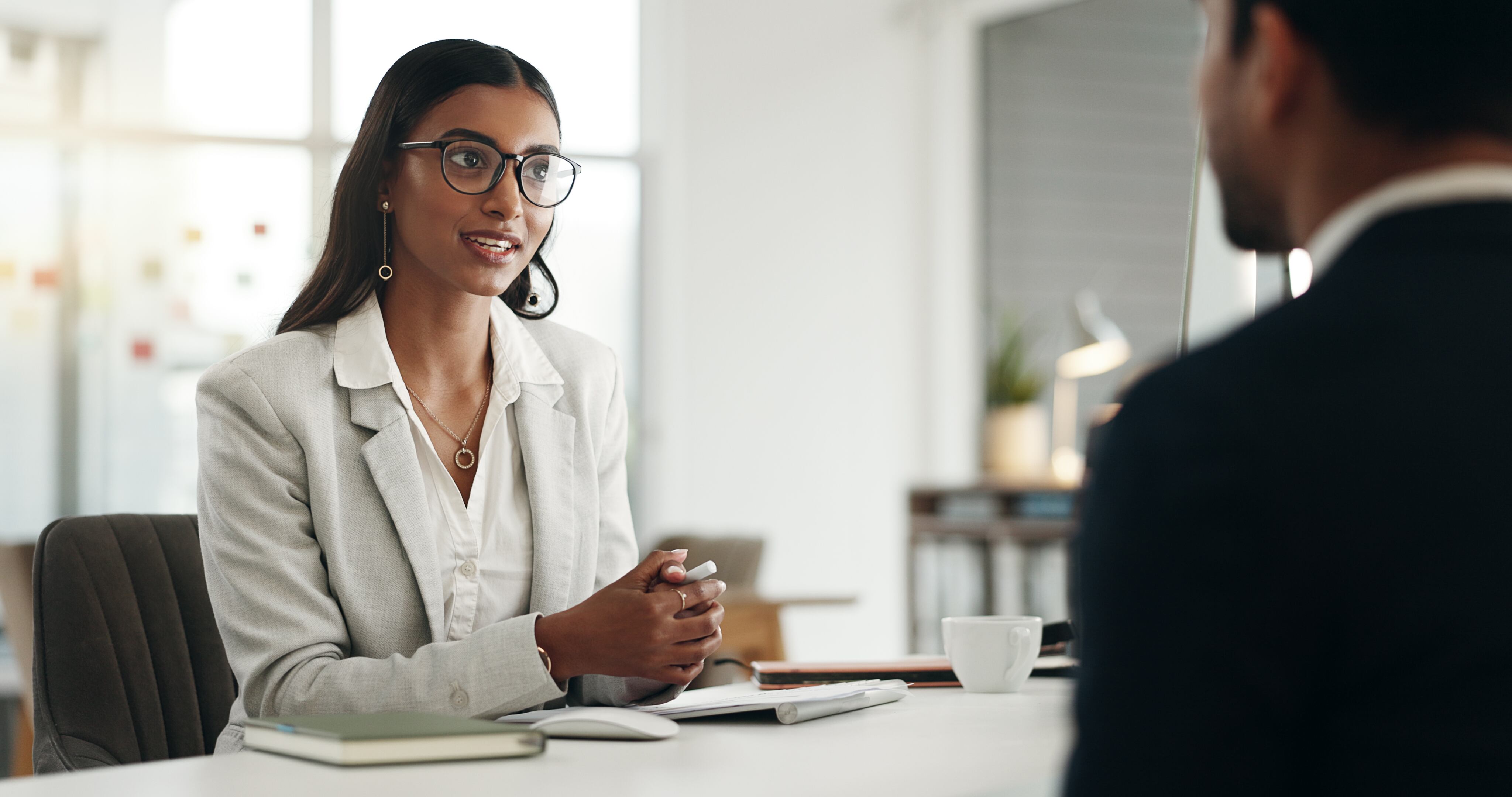 Mujer en entrevista de trabajo/ Getty Images