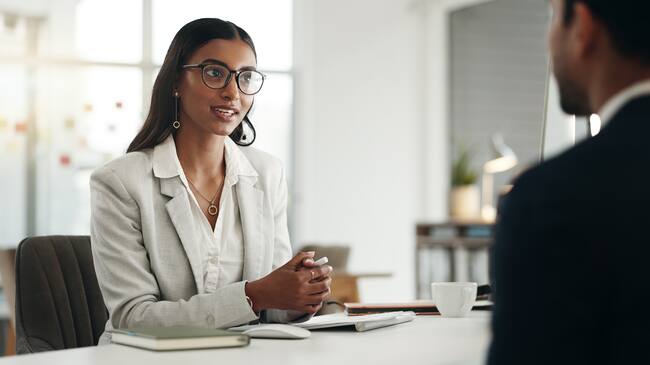 Mujer en entrevista de trabajo/ Getty Images