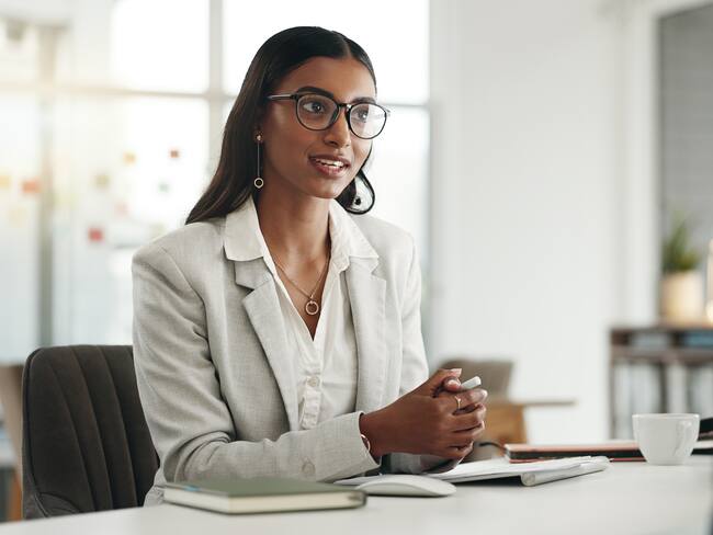 Mujer en entrevista de trabajo/ Getty Images
