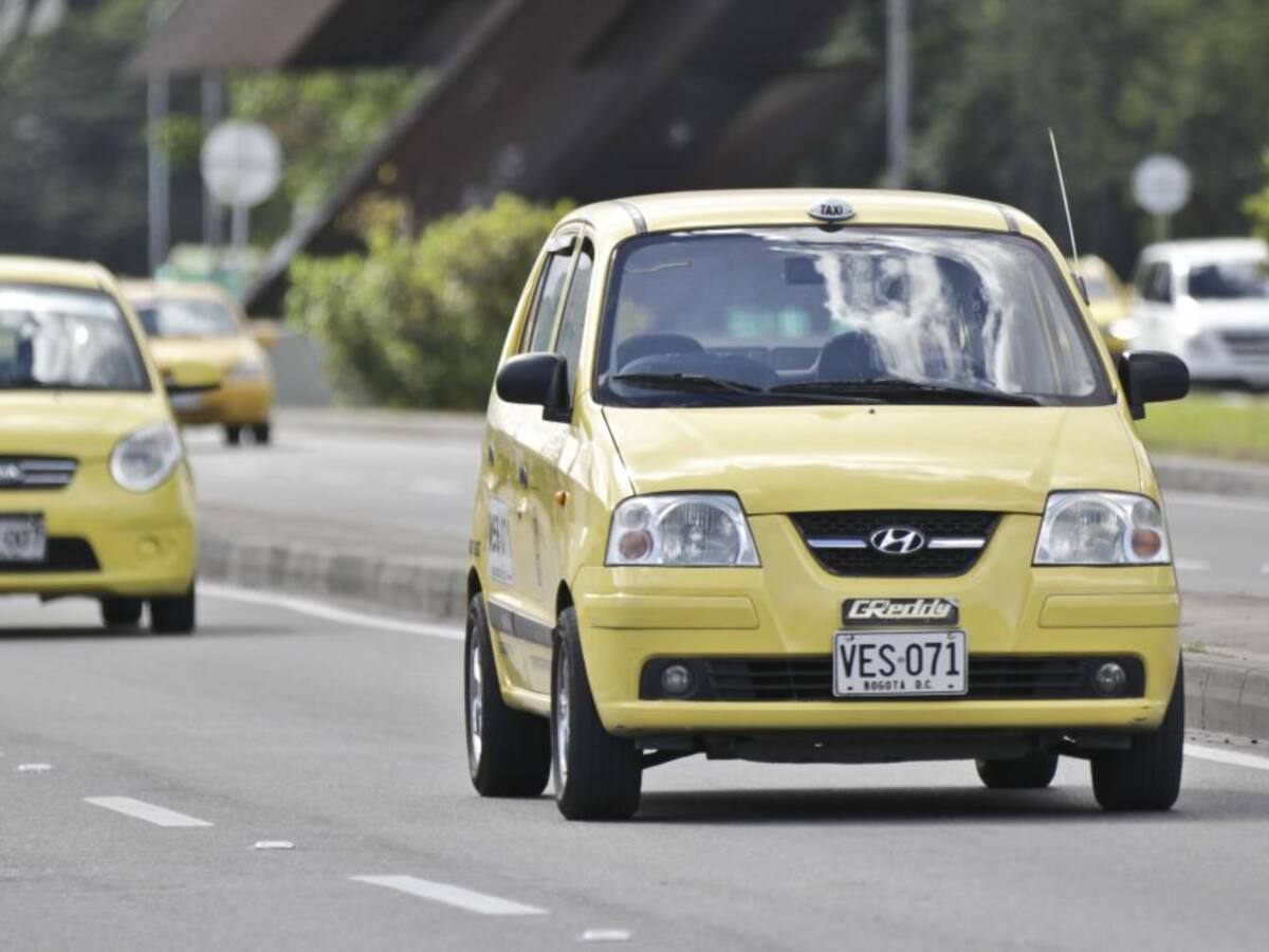 Empresarios de taxis ven con buenos ojos levantar el pico y placa en Bogotá