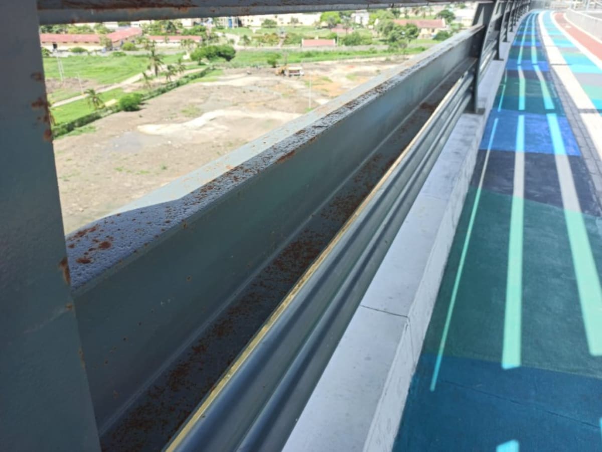 Ladrones se han llevado luminarias y cableado del puente