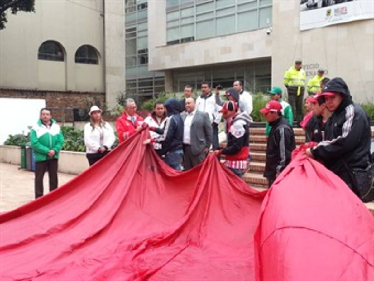 Hinchas de América devuelven pedazo de bandera hurtada a Santa Fe