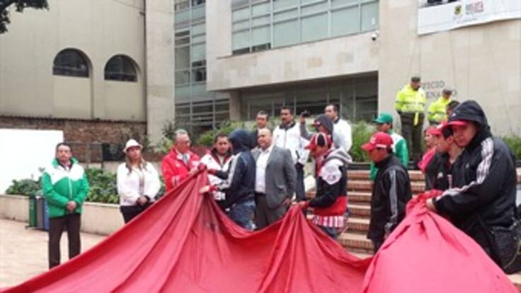 Hinchas de América devuelven pedazo de bandera hurtada a Santa Fe