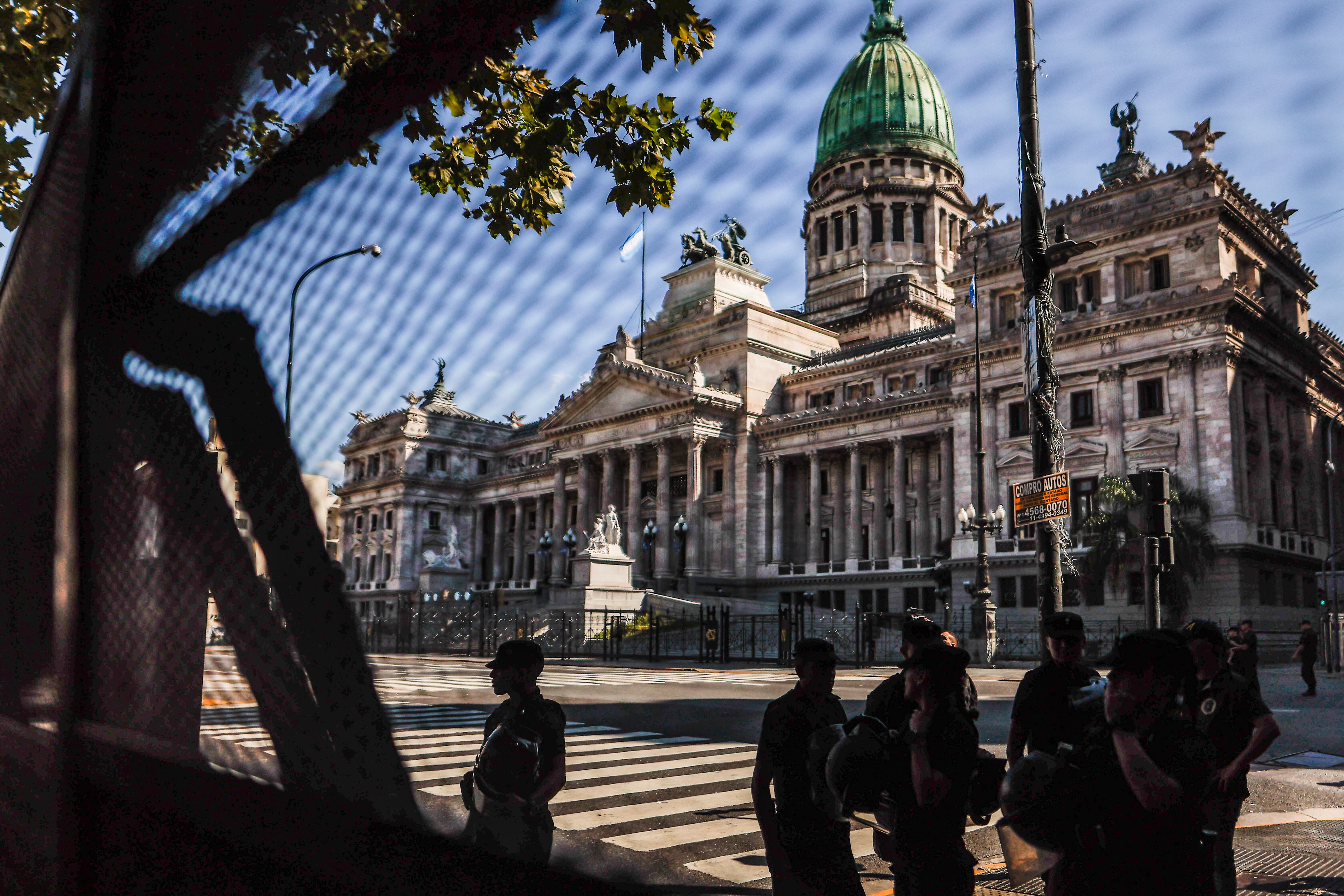 AME705. BUENOS AIRES (ARGENTINA), 19/03/2025.- Fotografía que muestra la fachada del Congreso argentino previo a una marcha opositora este miércoles, en Buenos Aires (Argentina). La sesión del Congreso argentino que debate el Decreto de Necesidad y Urgencia (DNU) firmado por el presidente Javier Milei para cerrar un acuerdo con el Fondo Monetario Internacional (FMI) empezó con un altercado entre varios diputados y el presidente de la Cámara por el operativo policial desplegado horas antes de la protesta de los jubilados. EFE/Juan Ignacio Roncoroni