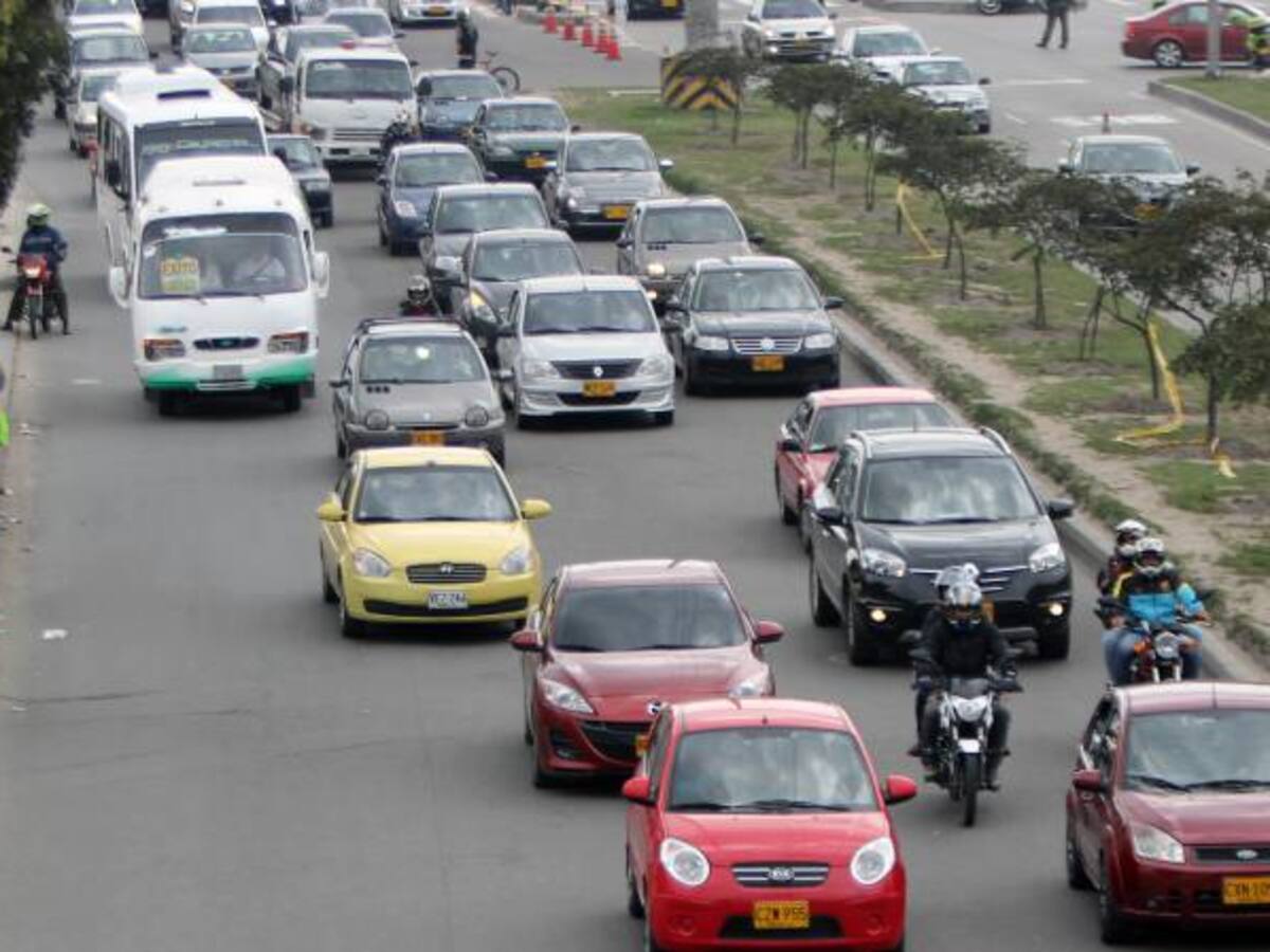 Anuncian fuerte alza en impuestos de los vehículos