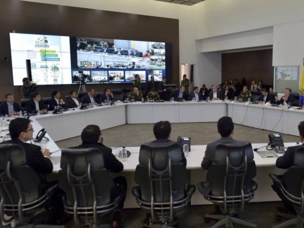 Santos pidió a alcaldes y gobernadores verificar que las Farc suspendan las extorsiones