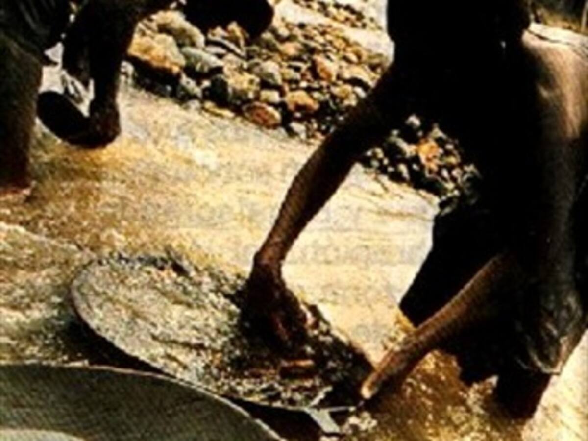 Explotación ilegal de oro: el nuevo 'combustible' de guerrilla y bandas criminales