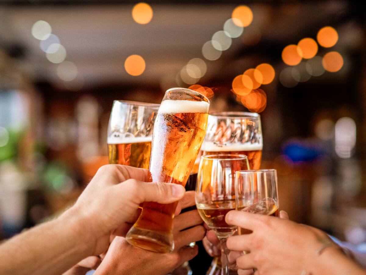 Mitos y verdades sobre el alcohol: Combinar tragos no es malo, experta explica por qué