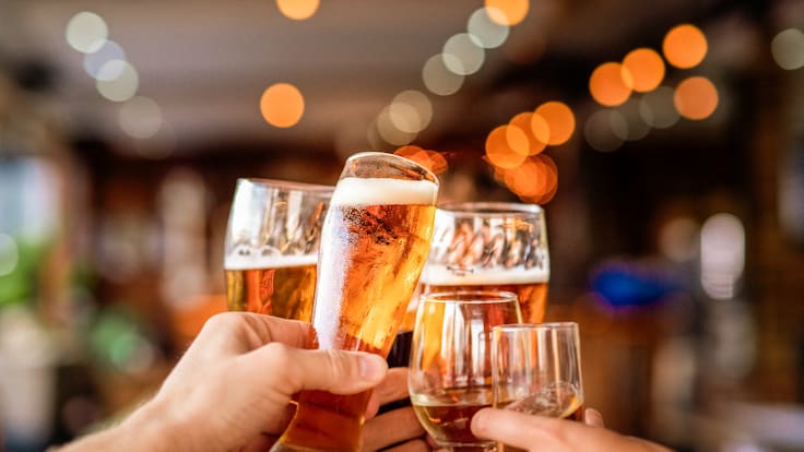 Mitos y verdades sobre el alcohol: Combinar tragos no es malo, experta explica por qué