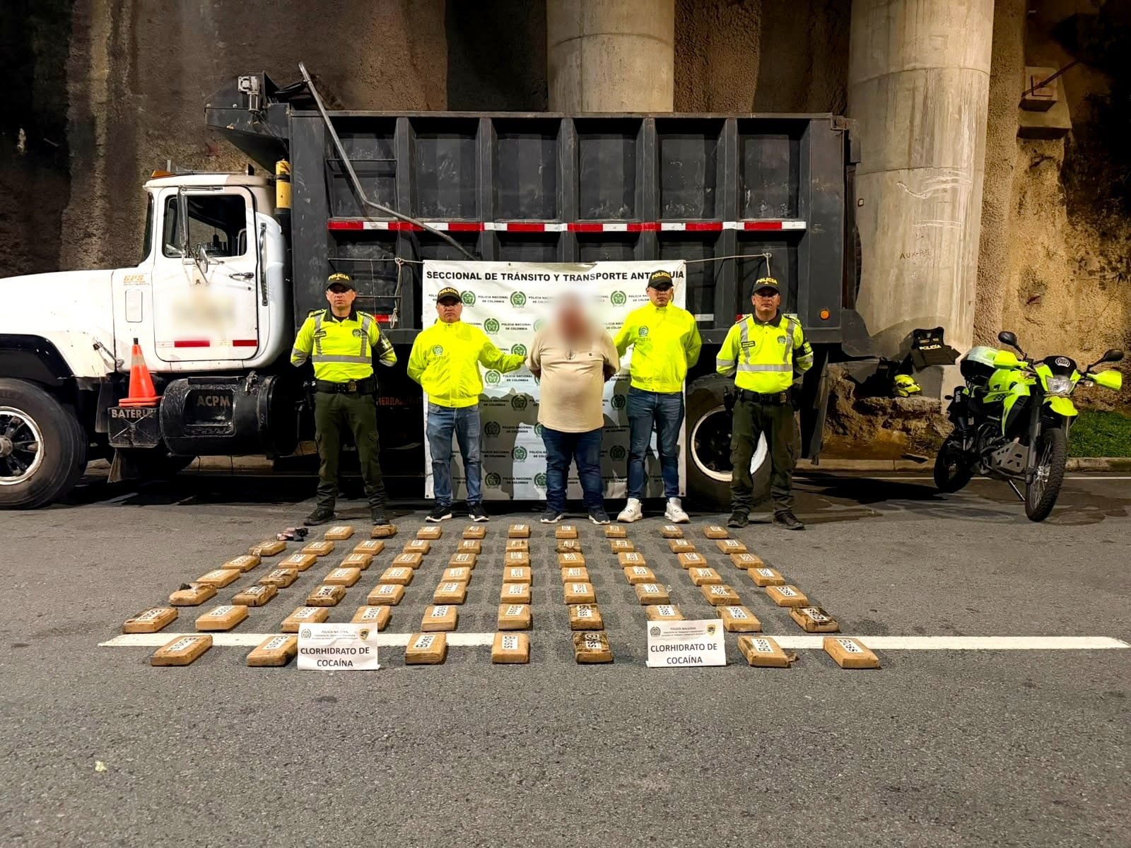 Capturado un hombre que transportaba en su vehículo cocaína por vías de Antioquia. Foto: Cortesía Policía Antioquia