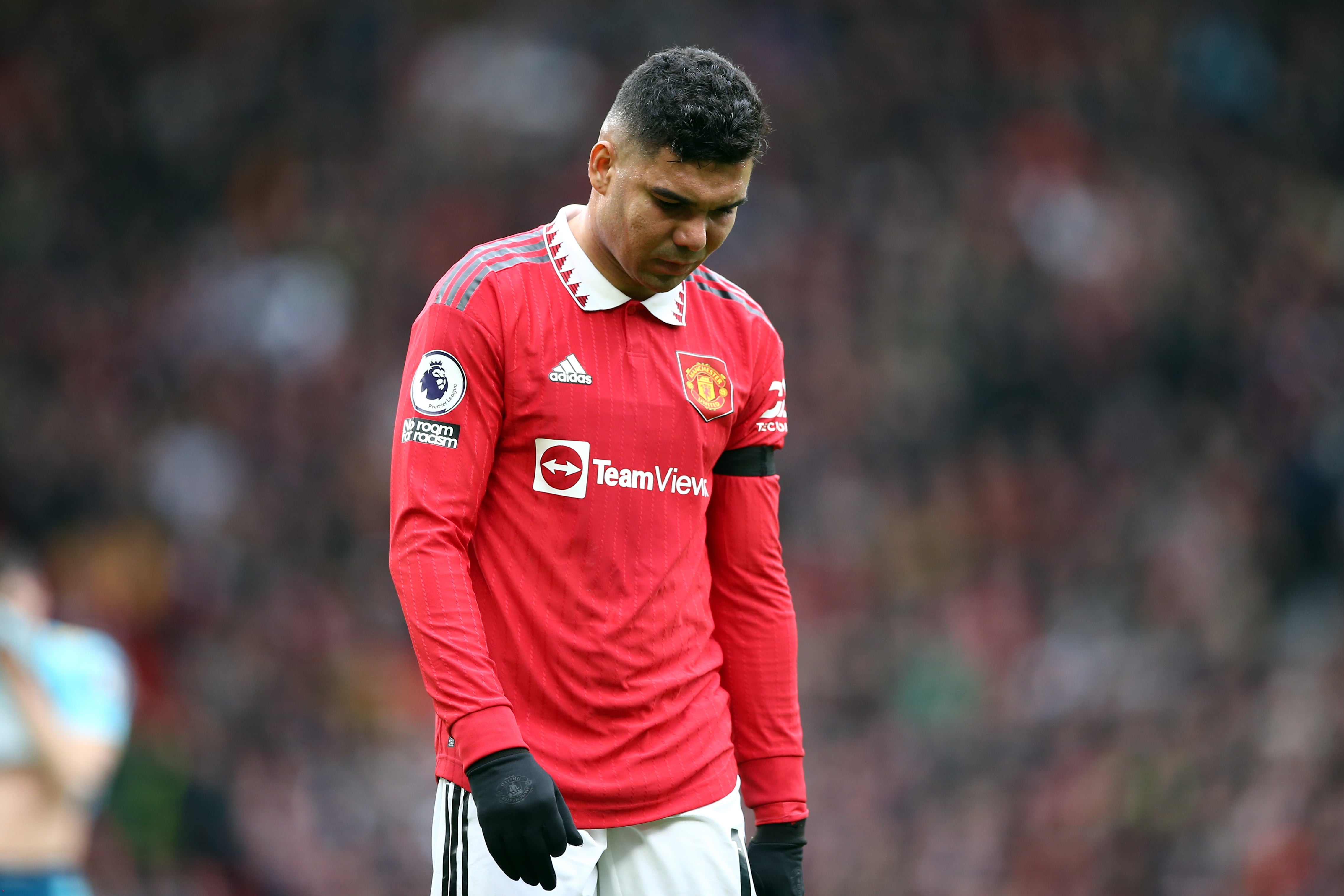Manchester (Reino Unido), 03/12/2023.- Casemiro del Manchester United abandona el terreno de juego tras recibir una tarjeta roja en el partido de fútbol de la Premier League inglesa entre el Manchester United y el Southampton en Manchester, Reino Unido, el 12 de marzo de 2023. (Reino Unido ) EFE/EPA/Adam Vaughan