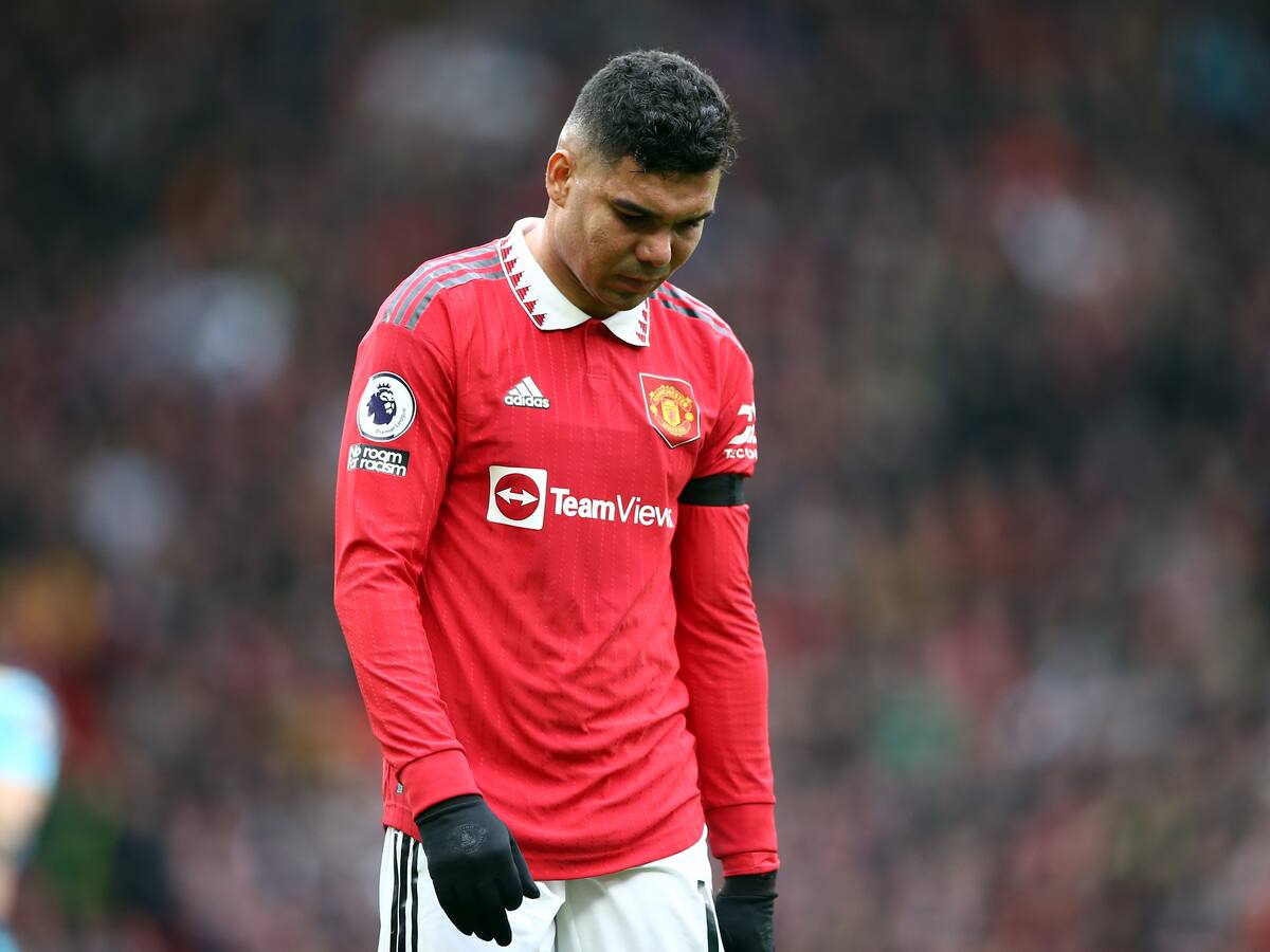 VIDEO | Casemiro recibió roja directa luego de una fuerte falta a Carlos Alcaraz